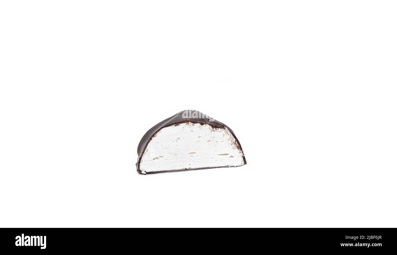 Schokoladenüberzogene Marschmalchen isoliert auf weißem Hintergrund. Leckeres Mini-Dessert, Nahaufnahme Stockfoto