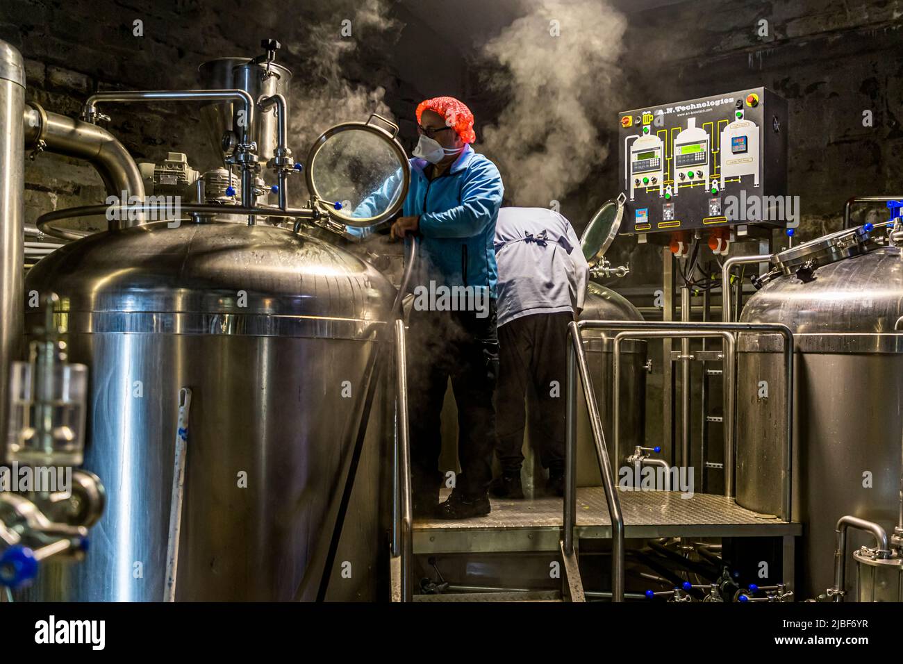 Segull 67 ist eine kleine, familiengeführte Handwerksbrauerei im Fischerdorf Siglufjörður, Island. Segull bedeutet Magnet auf Isländisch und die Magnetnadel (magnetische Nut) des Kompasses ist Teil des Logos Stockfoto