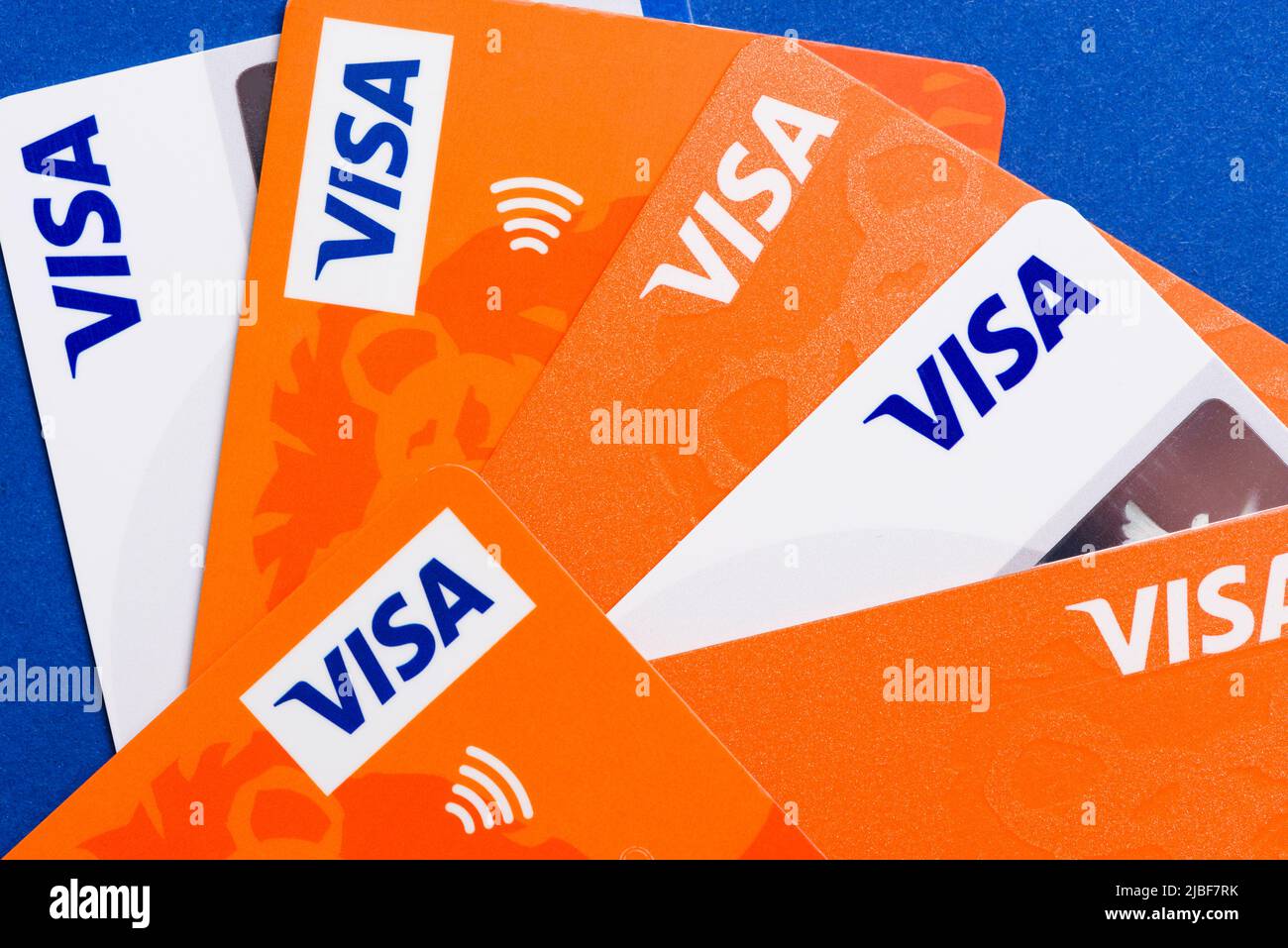 Krakau, Polen - April 27 2022: Nahaufnahme von Visa-Plastikkarten mit kontaktlosem Bezahlsymbol von oben Stockfoto
