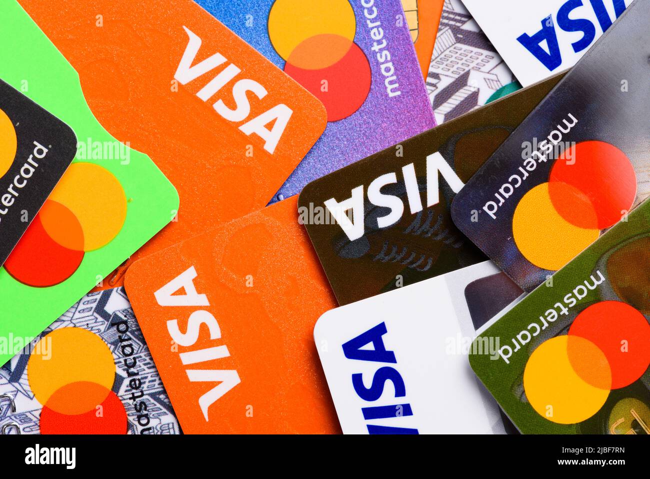 Krakau, Polen - April 27 2022: Nahaufnahme von Visa und MasterCard Kreditkarten aus Kunststoff von oben Stockfoto