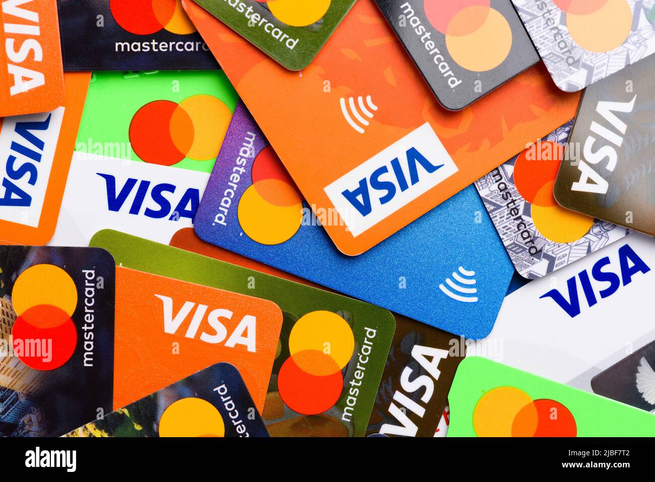 Krakau, Polen - April 27 2022: Visa und MasterCard Plastikkarten mit kontaktlosem Bezahlsymbol Draufsicht Stockfoto
