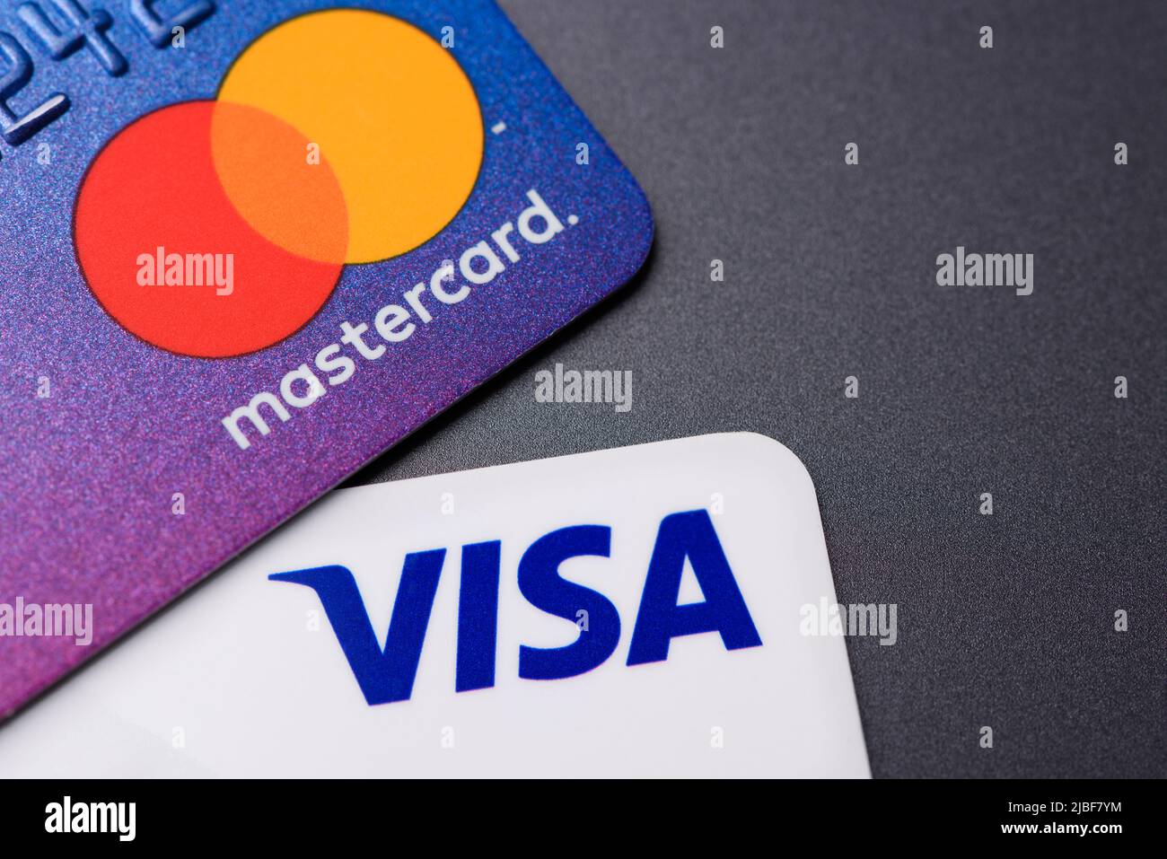Krakau, Polen - April 29 2022: Nahaufnahme von Visa und MasterCard Kreditkarten Stockfoto
