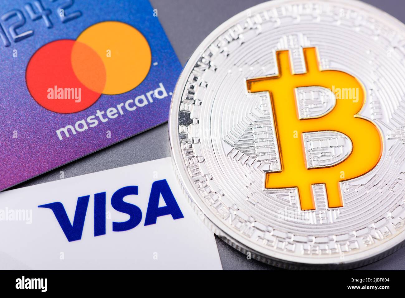 Krakau, Polen - April 29 2022: Visa und Mastercard Plastikkarten mit Bitcoin-Münze Stockfoto