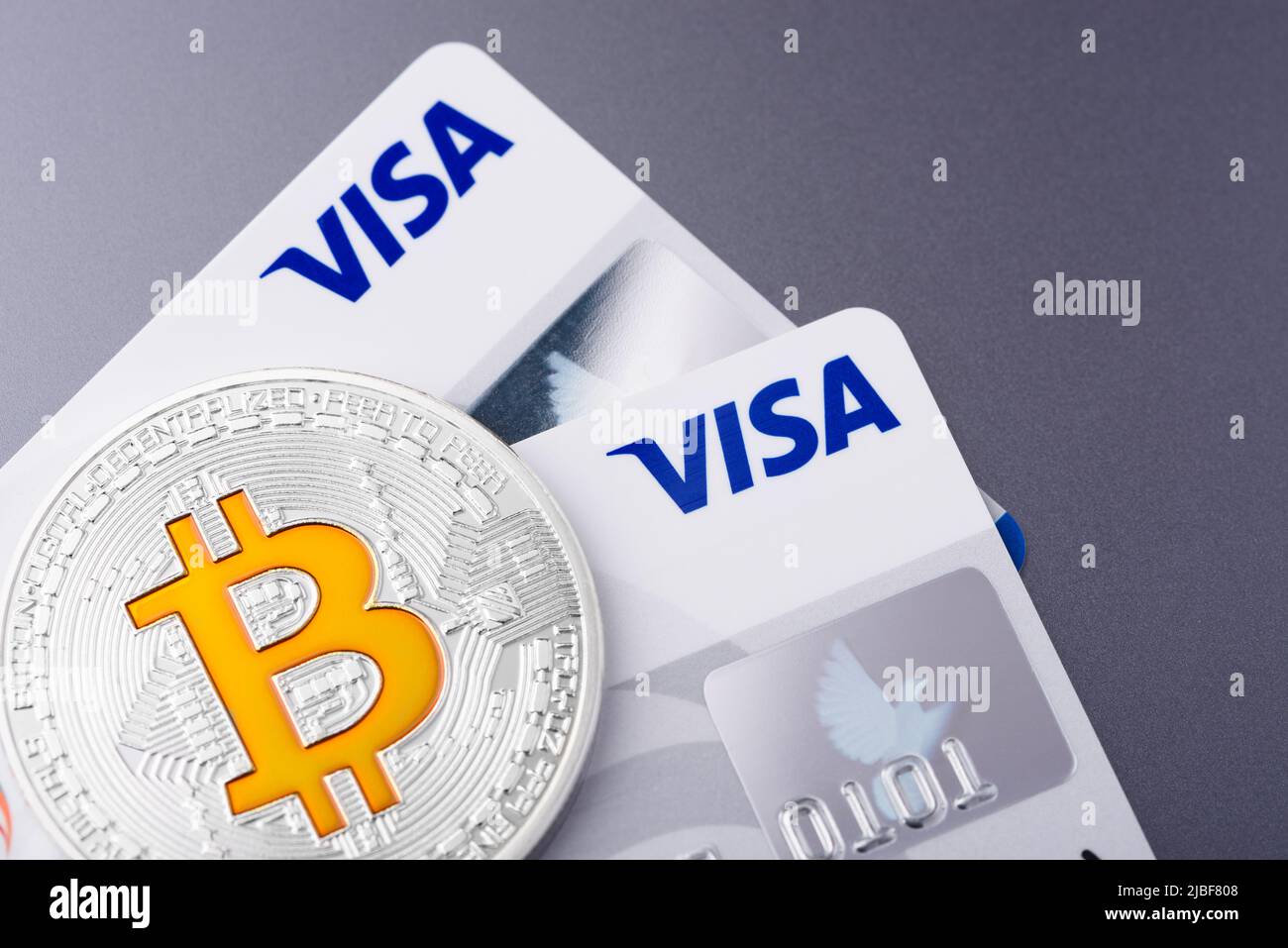 Krakau, Polen - April 29 2022: Visa Plastikkarten mit Bitcoin-Münze Stockfoto