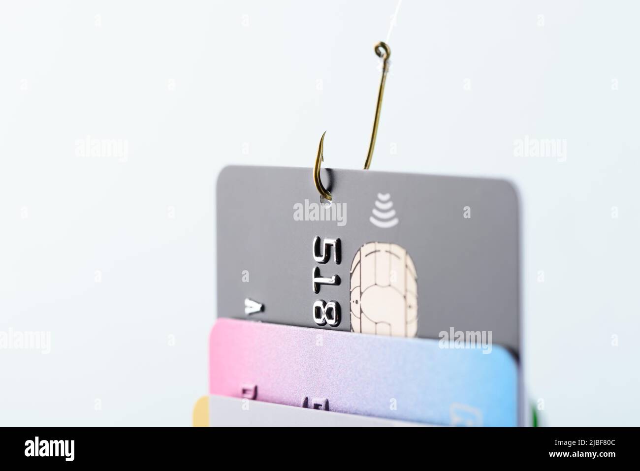 Konzept für Phishing-Betrug mit Kreditkarte. Kreditkartendatendiebstahl, Karte von Hacker-Cyberkriminellen auf Angelhaken gehakt. Stockfoto