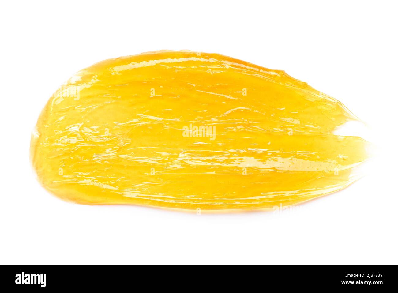 Transparentes, gelbes Gel-Creme-Wischmakro isoliert auf weißem Hintergrund, Draufsicht Stockfoto
