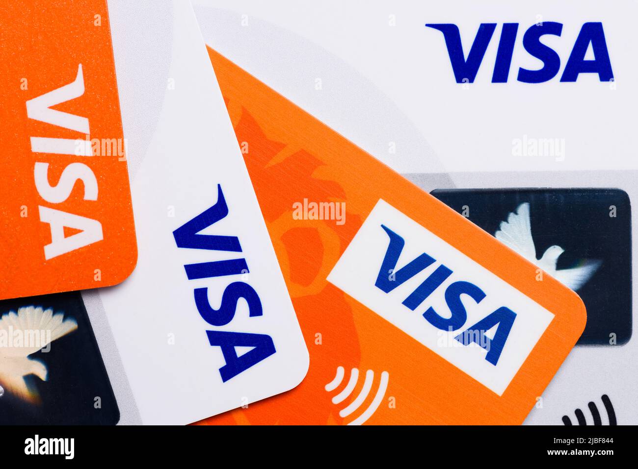 Krakau, Polen - April 27 2022: Visa Kreditkarten mit kontaktlosem Bezahlsymbol Draufsicht Stockfoto
