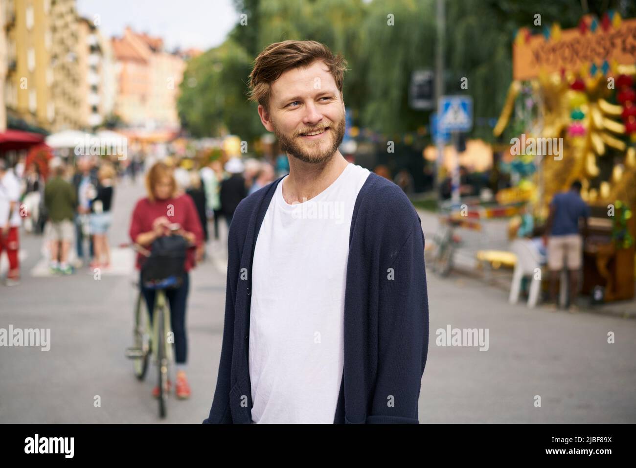 Lächelnder Mann auf dem Markt Stockfoto
