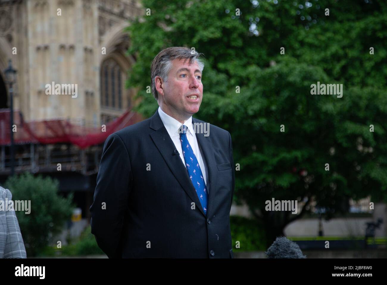 London, England, Großbritannien. 6.. Juni 2022. Der Ausschussvorsitzende von 1922, Sir GRAHAM BRADY, wird eine Erklärung abgeben, um auf eine Misstrauensabstimmung über den britischen Premierminister Boris Johnson zu drängen, die heute um 6 Uhr stattfinden wird. (Bild: © Tayfun Salci/ZUMA Press Wire) Stockfoto