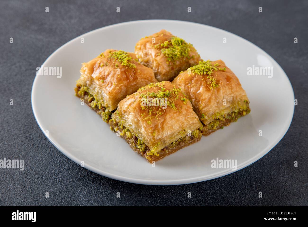 Pistazien-Baklava auf einem weißen Teller.traditionelle leckere türkische Baklava Stockfoto