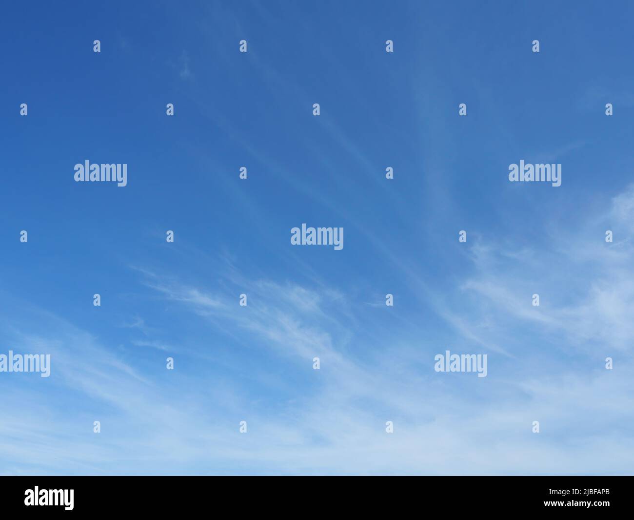 Altocumulus Cloud auf der schönen blauen Himmel, flauschige Wolken Formationen im Tropical Zone Stockfoto