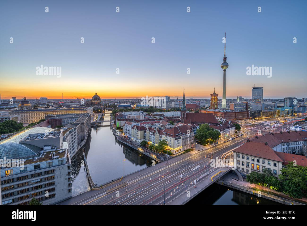 Berliner Innenstadt nach Sonnenuntergang mit dem Fernsehturm, dem Rathaus, dem Dom und dem rekonstruierten Stadtpalais Stockfoto