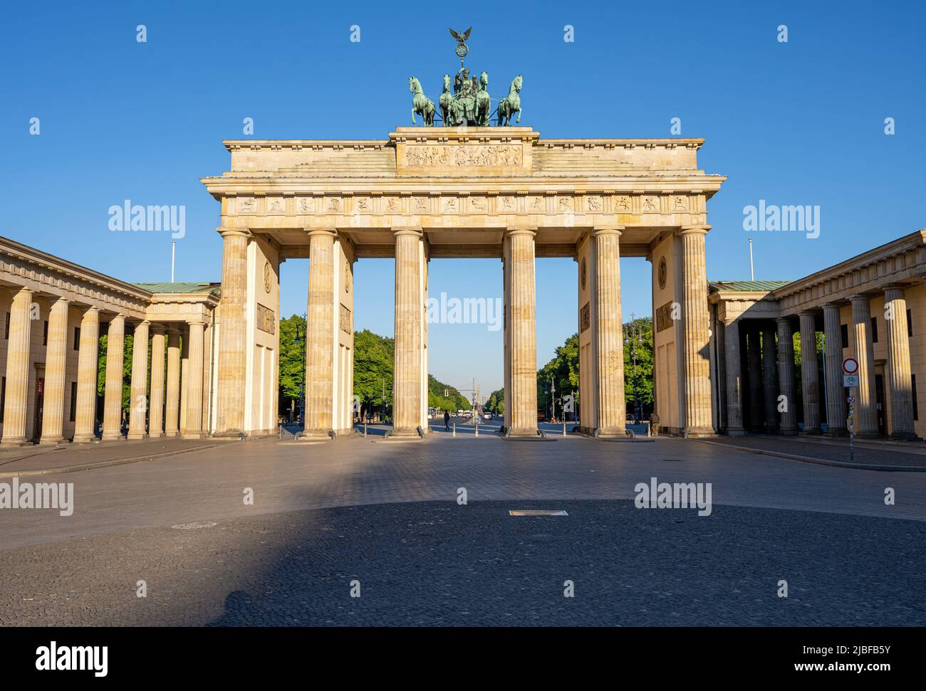 Das berühmte Brandenburger Tor in Berlin früh am Morgen ohne Menschen Stockfoto