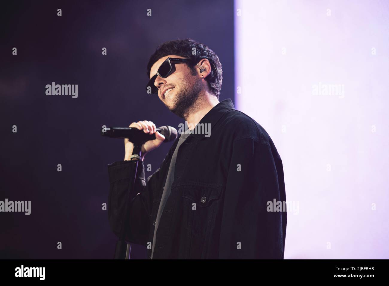 5. Juni 2022, Turin, Italien: Flavio Bruno Pardini, professionell bekannt als Gazzelle, tritt mit seiner Band bei einer ausverkauften Show im Pala Alpitour in Turin auf. (Bild: © Alessandro Bosio/Pacific Press via ZUMA Press Wire) Stockfoto