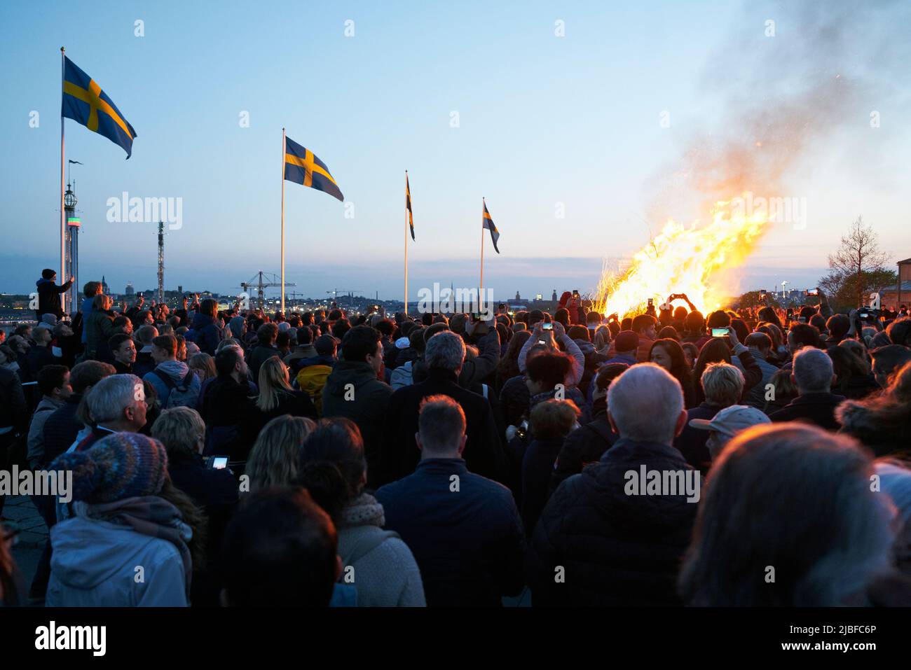 Publikum feiert Walpurgis-Nacht im Skansen Open-Air Museum, Schweden Stockfoto