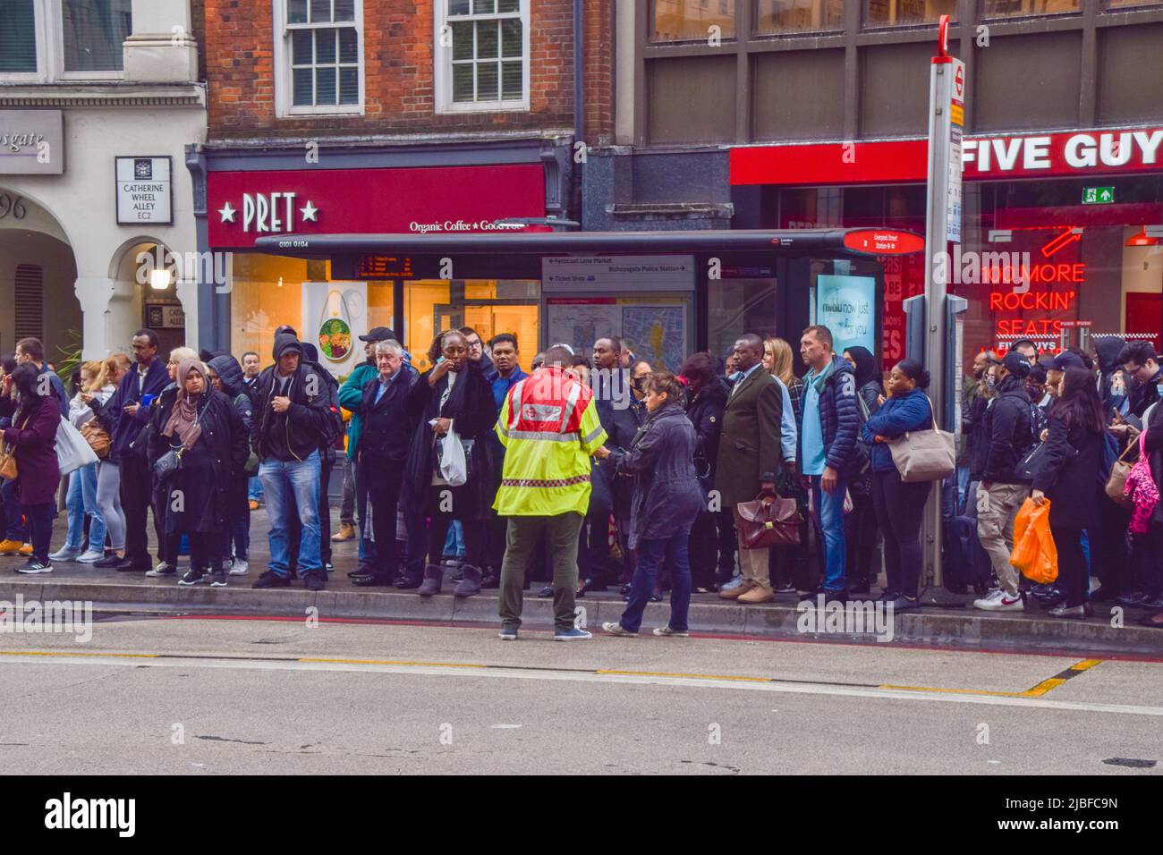 London, Großbritannien. 6.. Juni 2022. Vor der Liverpool Street Station warten Menschenmassen auf Busse, während ein weiterer U-Bahnstreik die Fahrt in der Hauptstadt stört. Die RMT (Gewerkschaft der Beschäftigten im Schienen-, See- und Verkehrswesen) hat als Reaktion auf die Pläne zur Reduzierung von 600 Arbeitsplätzen den Streik ausgerufen. Kredit: Vuk Valcic/Alamy Live Nachrichten Stockfoto