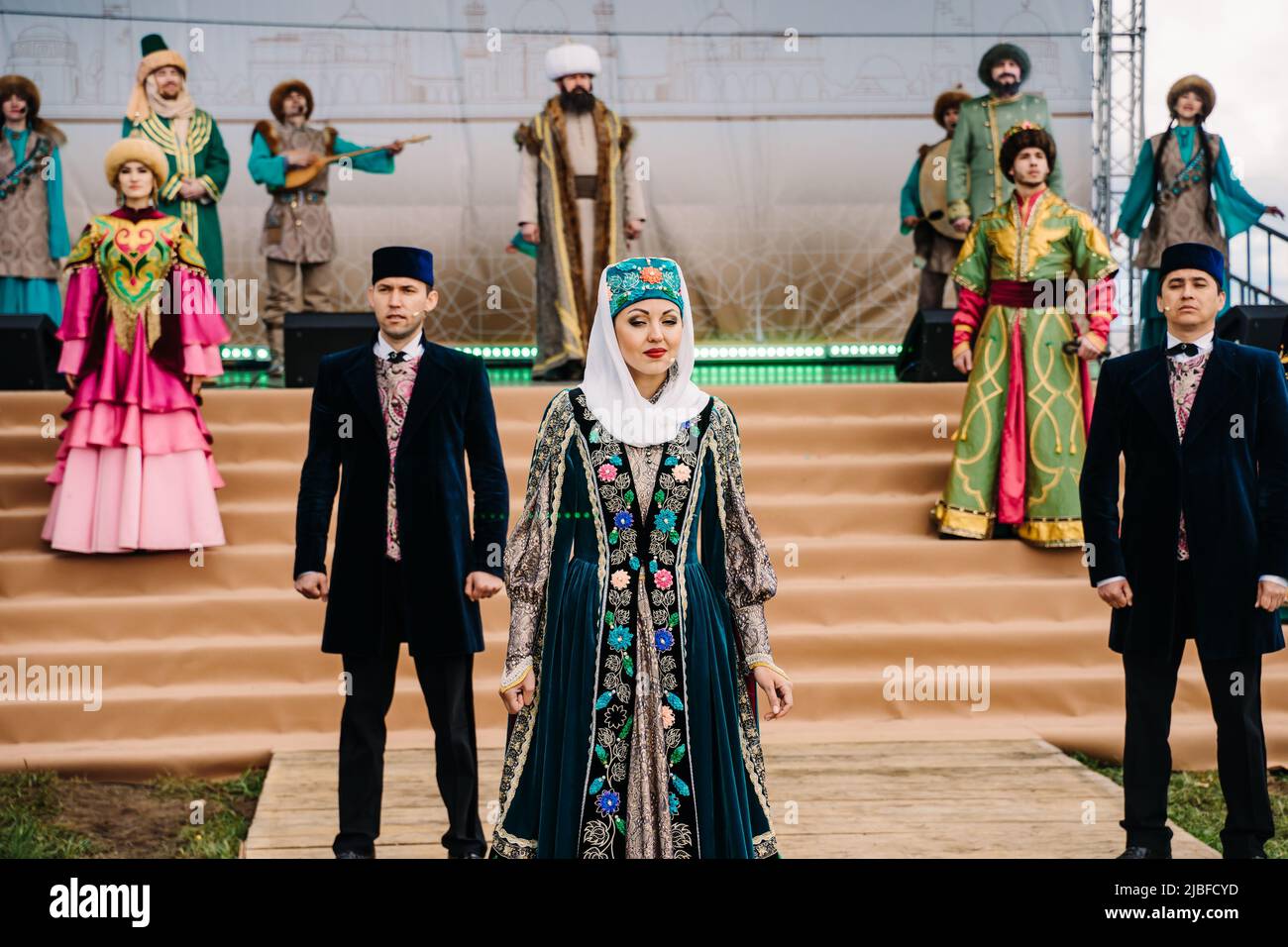 Bolgar, Tatarstan, Russland. 21.Mai 2022. Tatar National Ensemble tanzt und singt auf dem Folklore-Festival. Tataren in Nationalkostümen. Ethnik und traditionelle Kunst Konzept. Stockfoto
