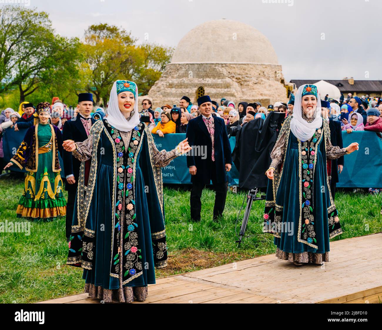 Bolgar, Tatarstan, Russland. 21.Mai 2022. Tatar National Ensemble tanzt und singt auf dem Folklore-Festival. Tataren in Nationalkostümen. Ethnik und traditionelle Kunst Konzept. Stockfoto