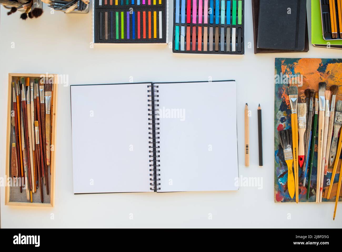 Painter Arbeitsplatz in Ordnung Seitenansicht. Designer-Schreibtisch mit Zeichenausstattung. Home Studio für Künstler. Stockfoto