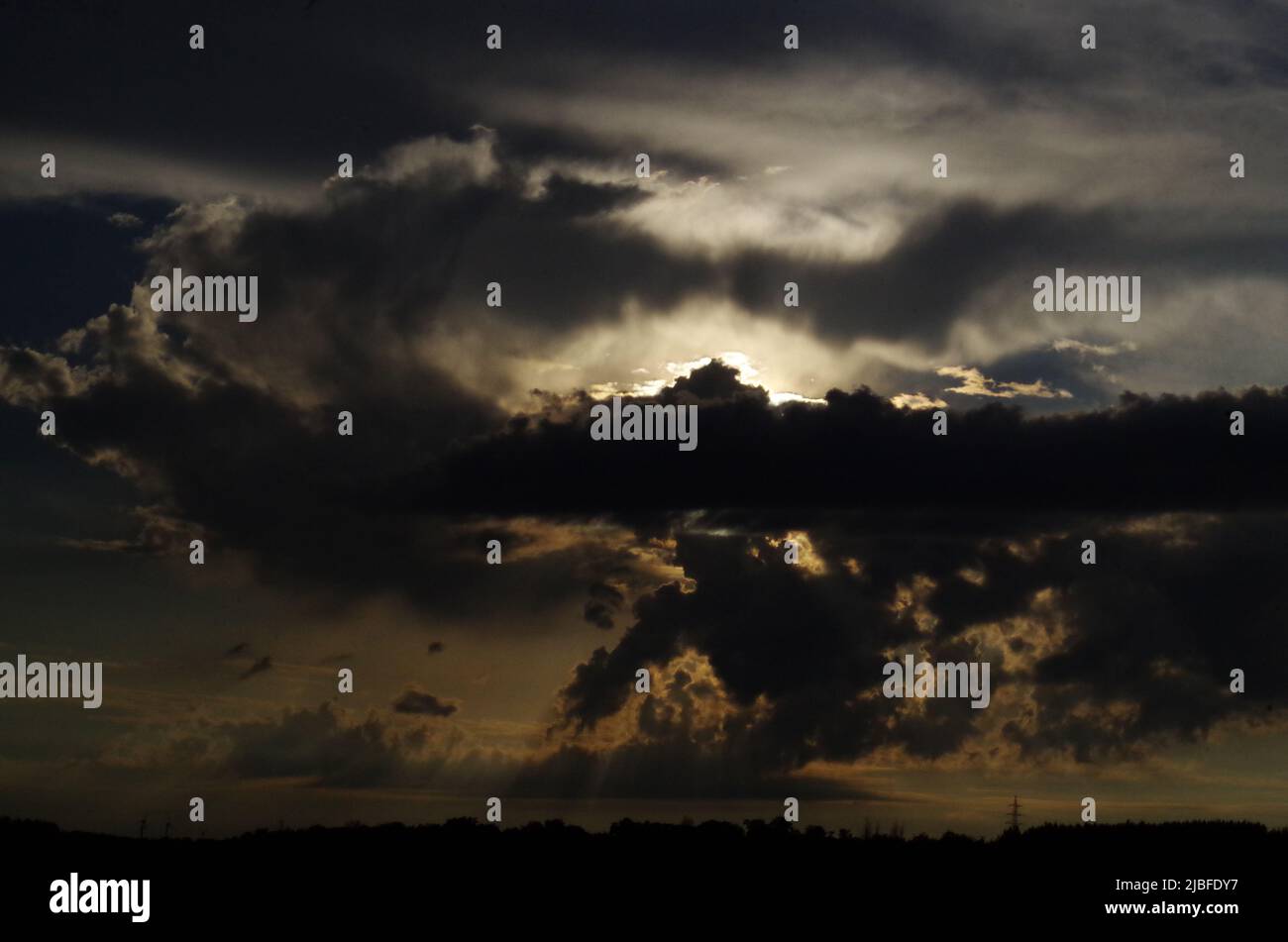 Sonnenuntergang über dem mittleren Berg Taunus. Stockfoto