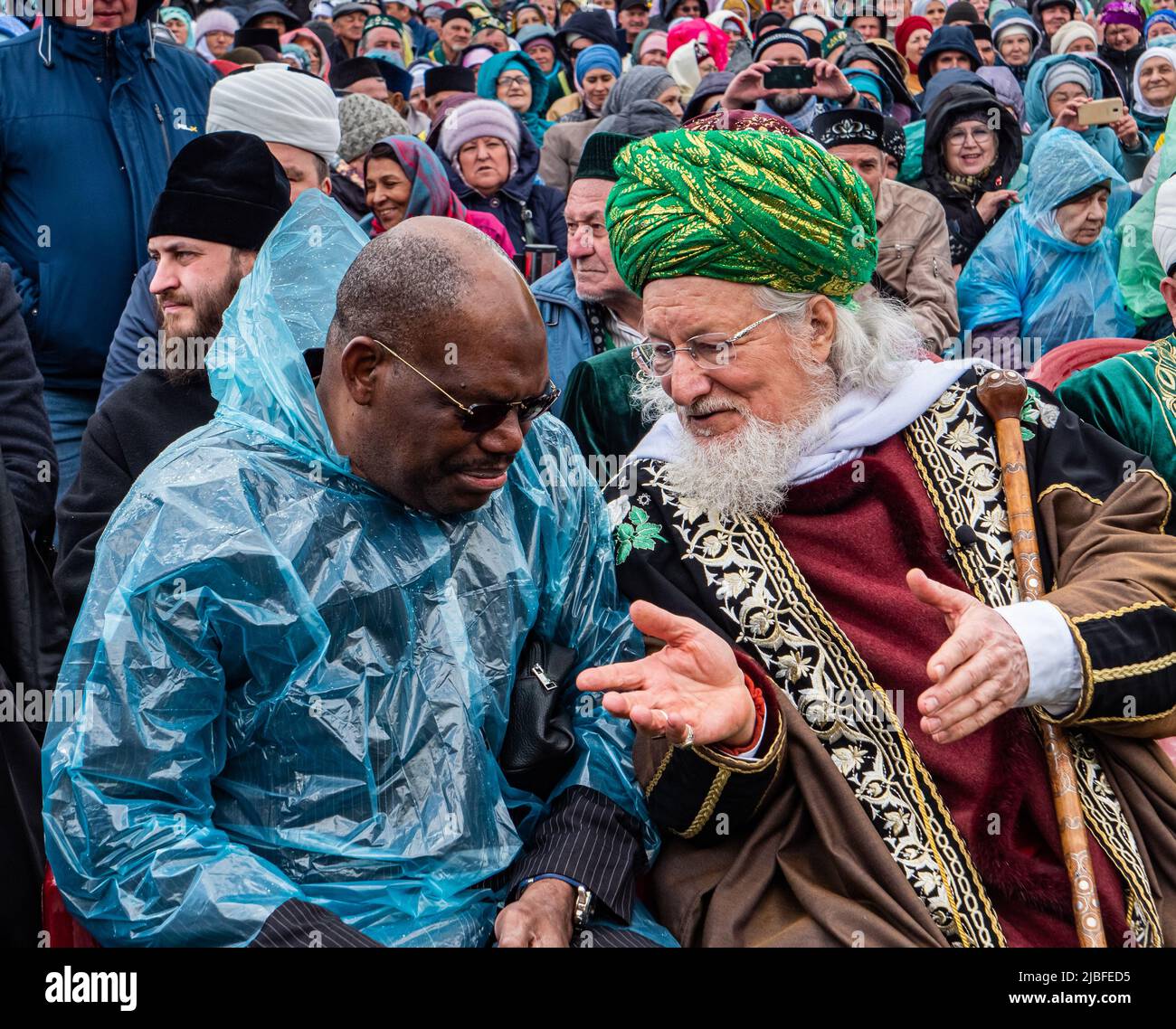 Bolgar, Tatarstan, Russland. 21.Mai 2022. Der islamische Mufti spricht mit einem afrikanischen Mann. Stockfoto