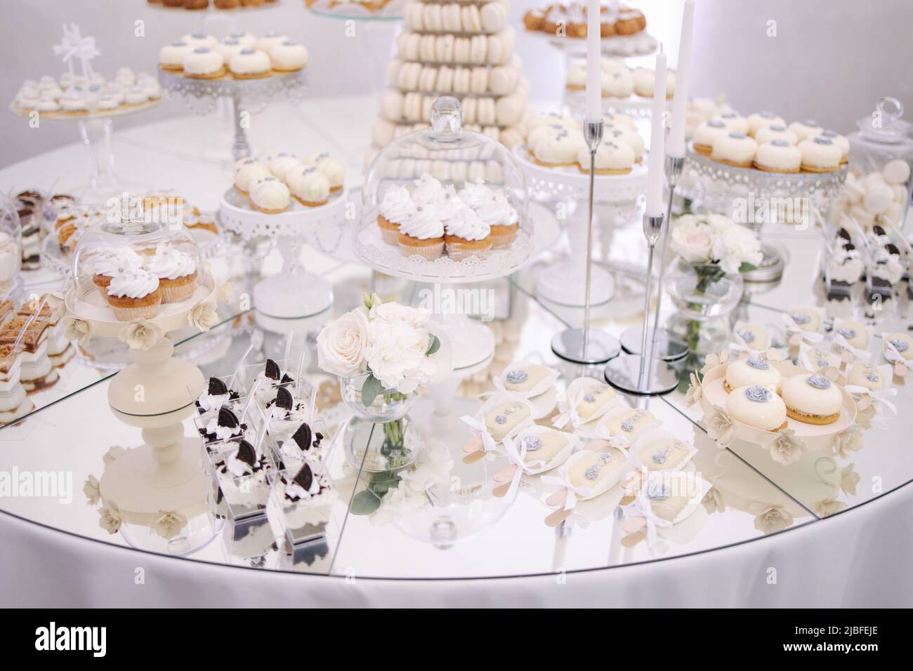 Kuchenbar zur Hochzeit. Verschiedene Arten von Süßen auf dem Tisch