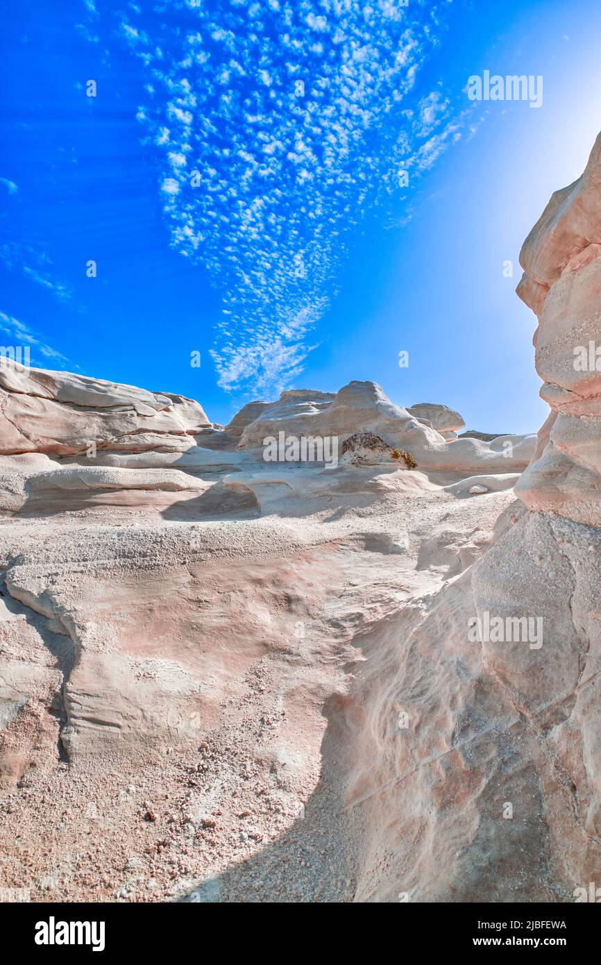 Weiße Felsen von Sarakiniko Strand, Ägäis, Insel Milos, Griechenland. Keine Menschen, leere Klippen, Sommersonne, Mondlandschaft, tiefblauer Himmel, Wolken Stockfoto