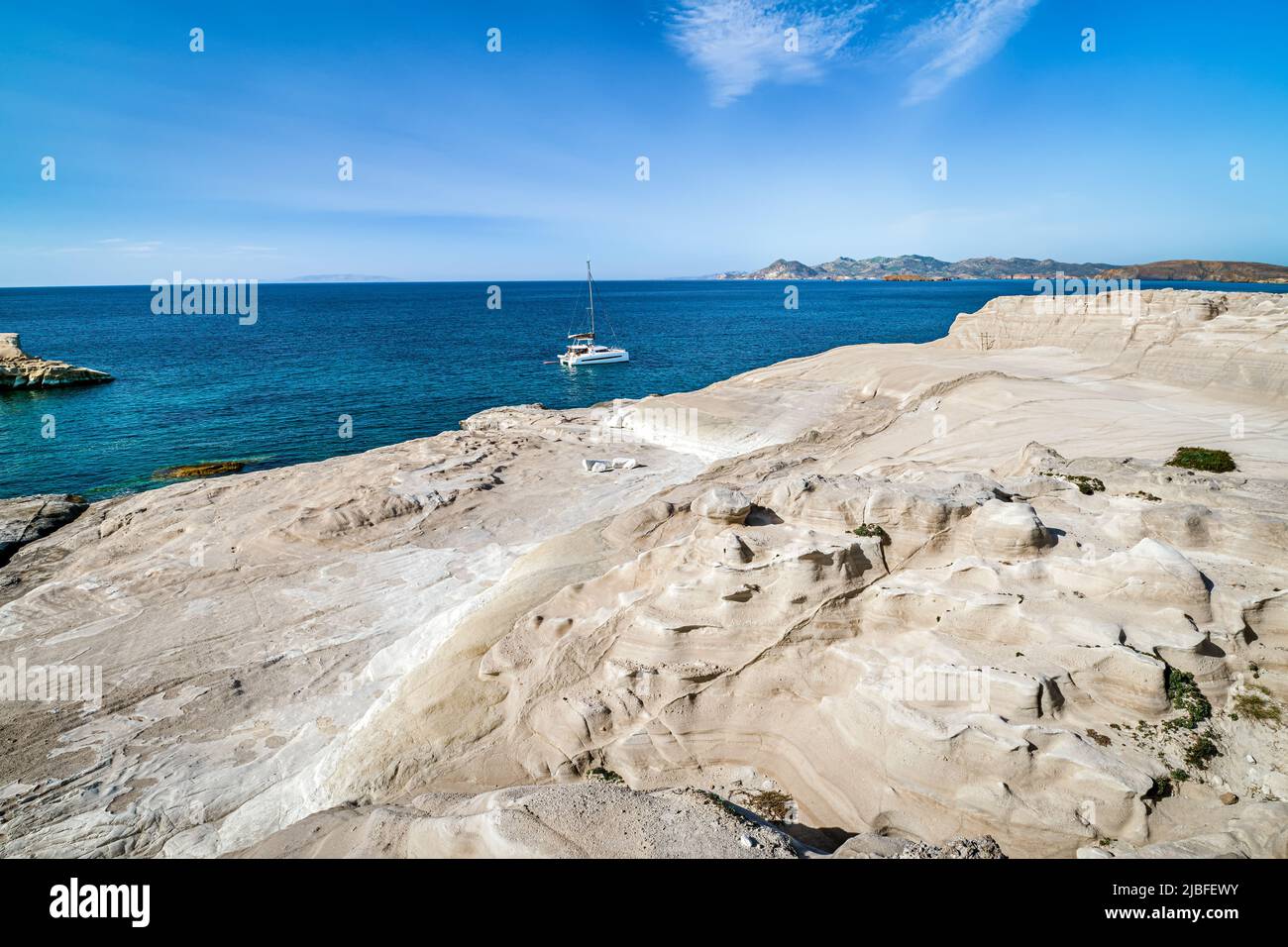 Einzigartige weiße Felsen von Sarakiniko Strand, Ägäis, Insel Milos, Griechenland. Keine Menschen, einsames Segelboot, leere Klippen, Sommersonne, klares Meerwasser Stockfoto