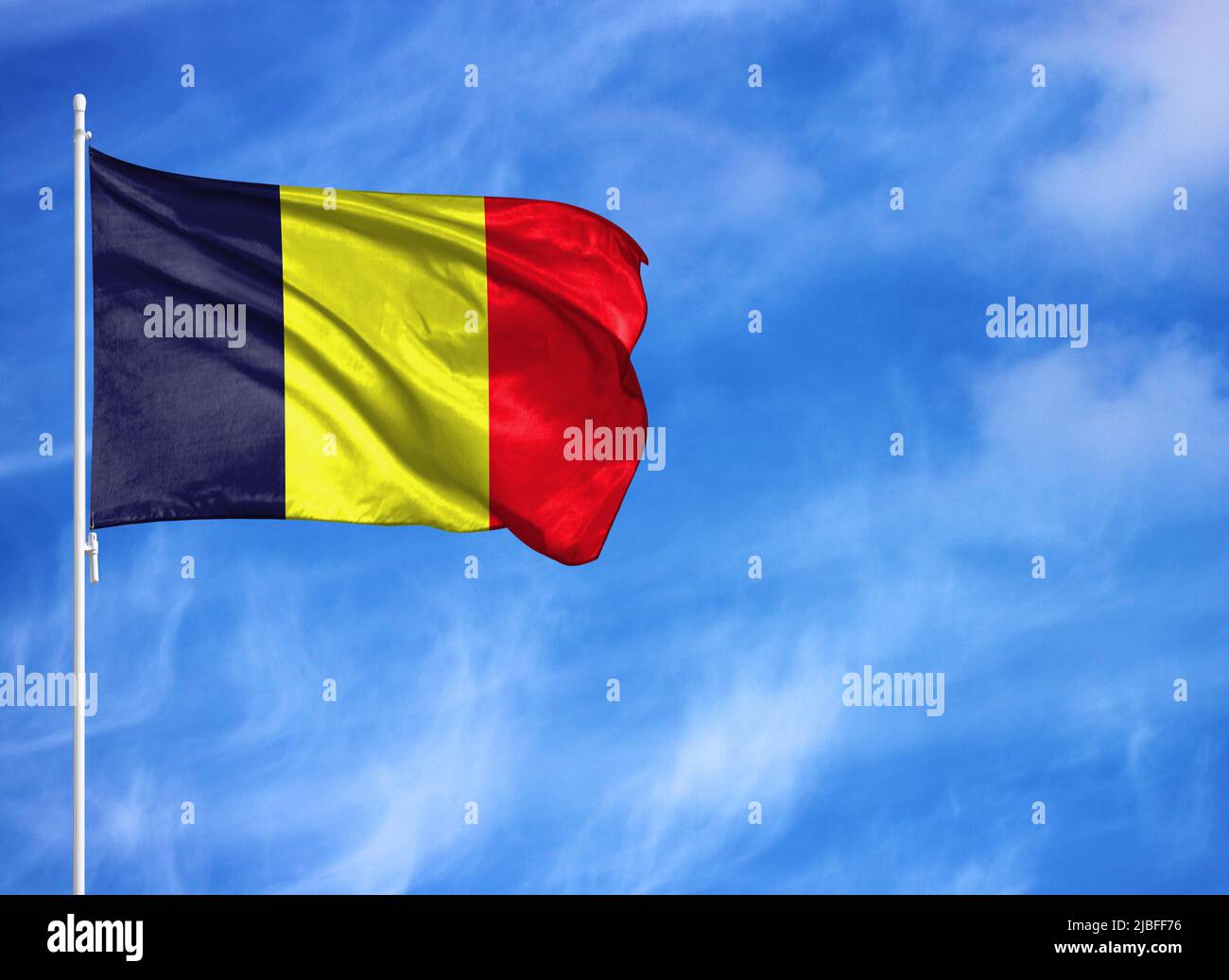 Nationalflagge des Tschad auf einem Fahnenmast Stockfoto