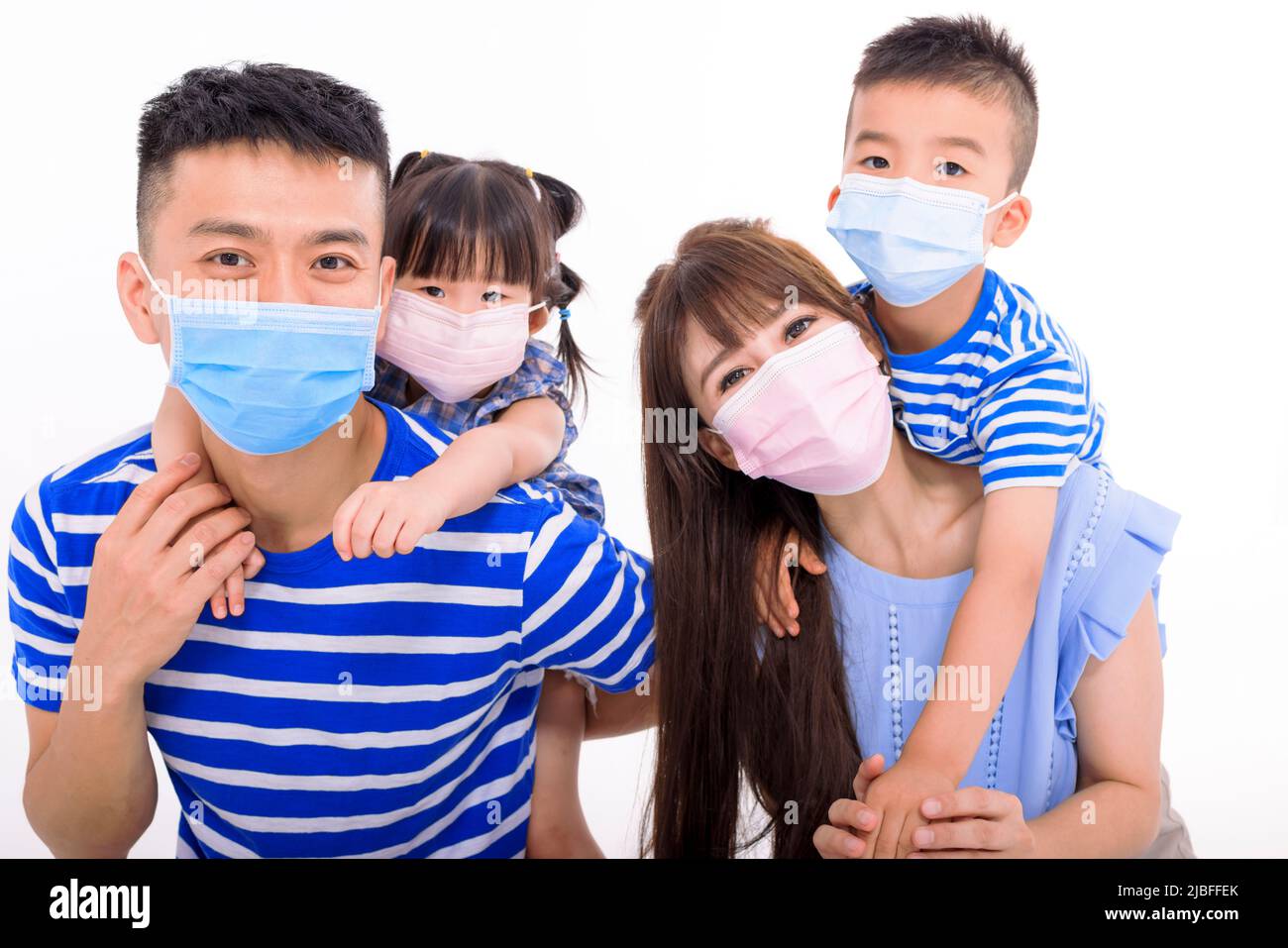 Familie trägt schützende medizinische Maske zur Vorbeugung Virus Covid-19 Stockfoto