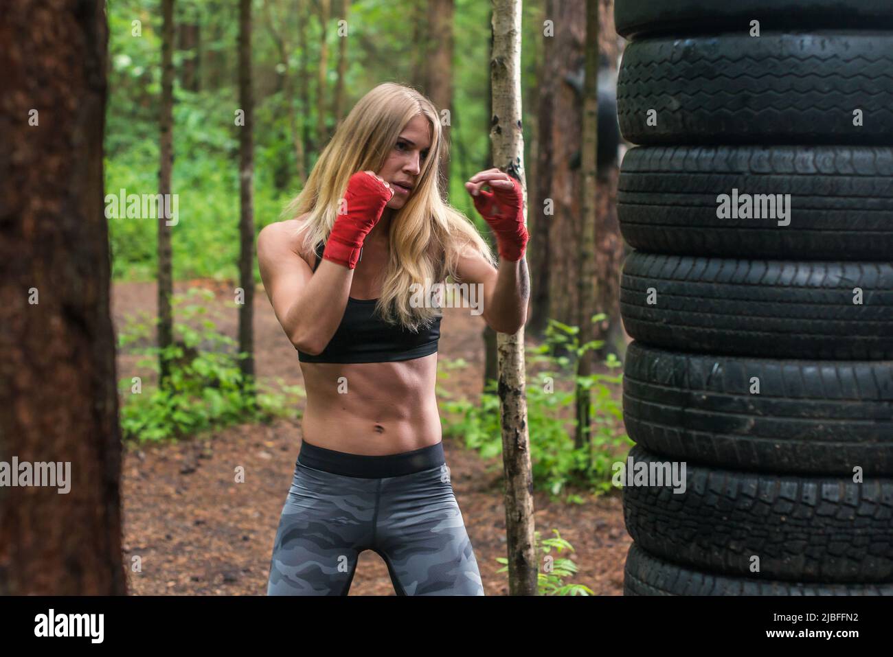 Boxerin professionelle Kämpfer posiert in Boxhaltung, draußen trainieren Stockfoto