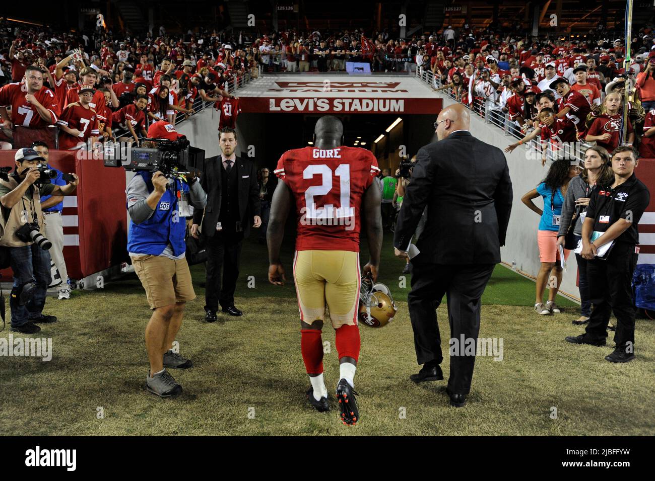 Santa Clara, USA. 27.. Juni 2019. San Francisco 49ers' Frank Gore (21) geht vom Spielfeld, nachdem er am Sonntag, den 14. September 2014, im Levi's Stadium in Santa Clara, Kalifornien, gegen die Chicago Bears verloren hat. (Foto: Jose Carlos Fajardo/Bay Area News Group/TNS/Sipa USA) Quelle: SIPA USA/Alamy Live News Stockfoto