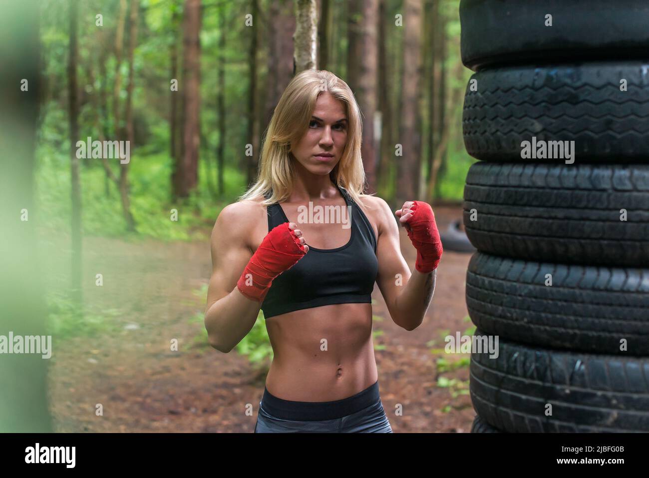 Boxerin professionelle Kämpfer posiert in Boxhaltung, draußen trainieren. Stockfoto