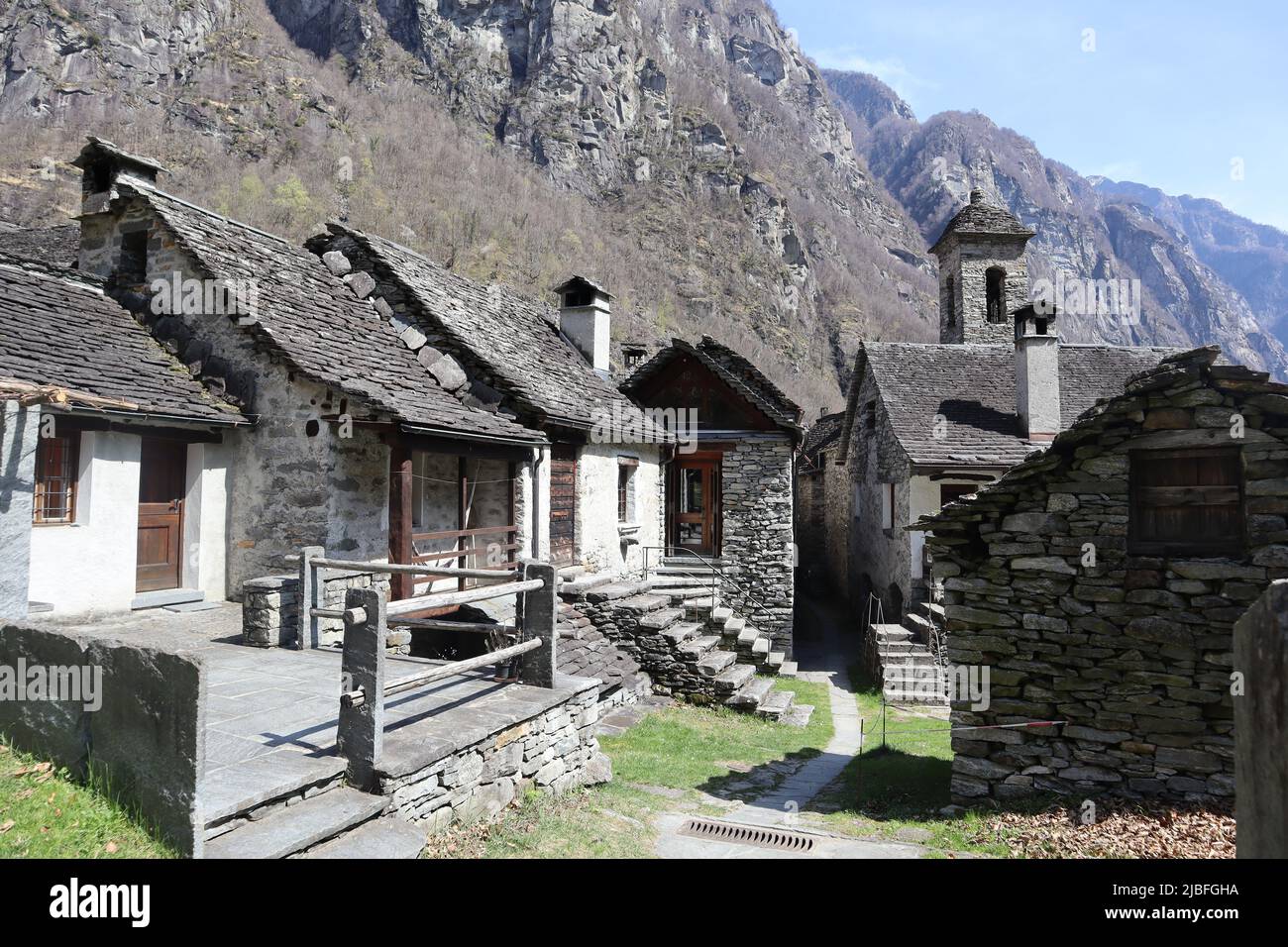 Einige kleine Häuser im Dorf Foroglio mit alten Steinhäusern im Maggiatal im Tessin, Schweiz Stockfoto