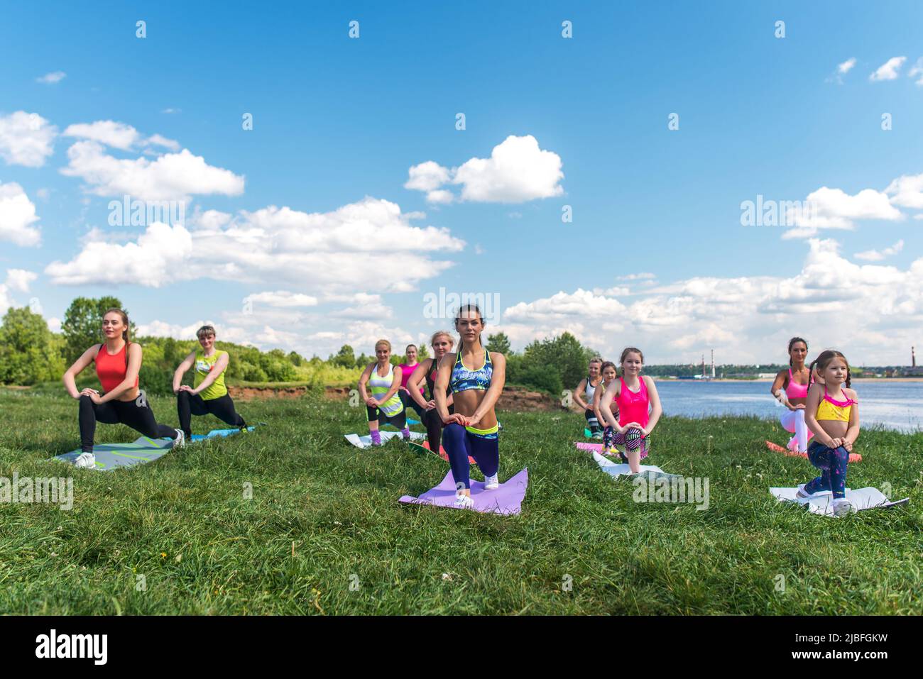 Eine Gruppe von Frauen, die im Boot Camp trainieren und Ausfallschritte machen Stockfoto