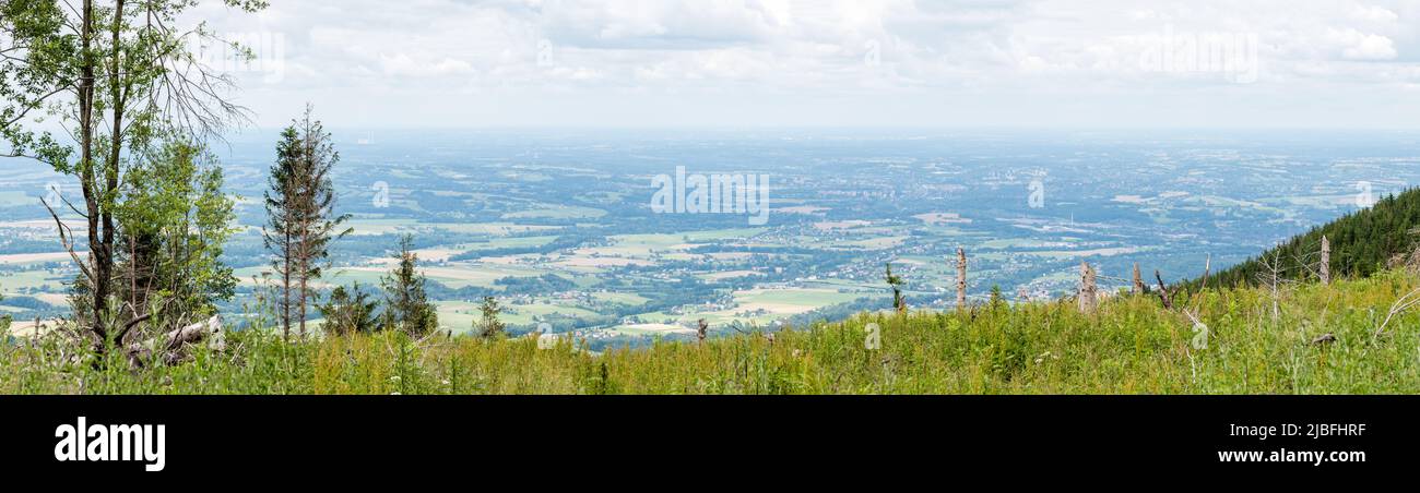 Blick auf das Gebiet der Städte Třinec, Český Těšín, Frýdek-Místek und Karviná vom Javorový-Gebirge in den Beskiden. Schlesien, Tschechische Republik Stockfoto