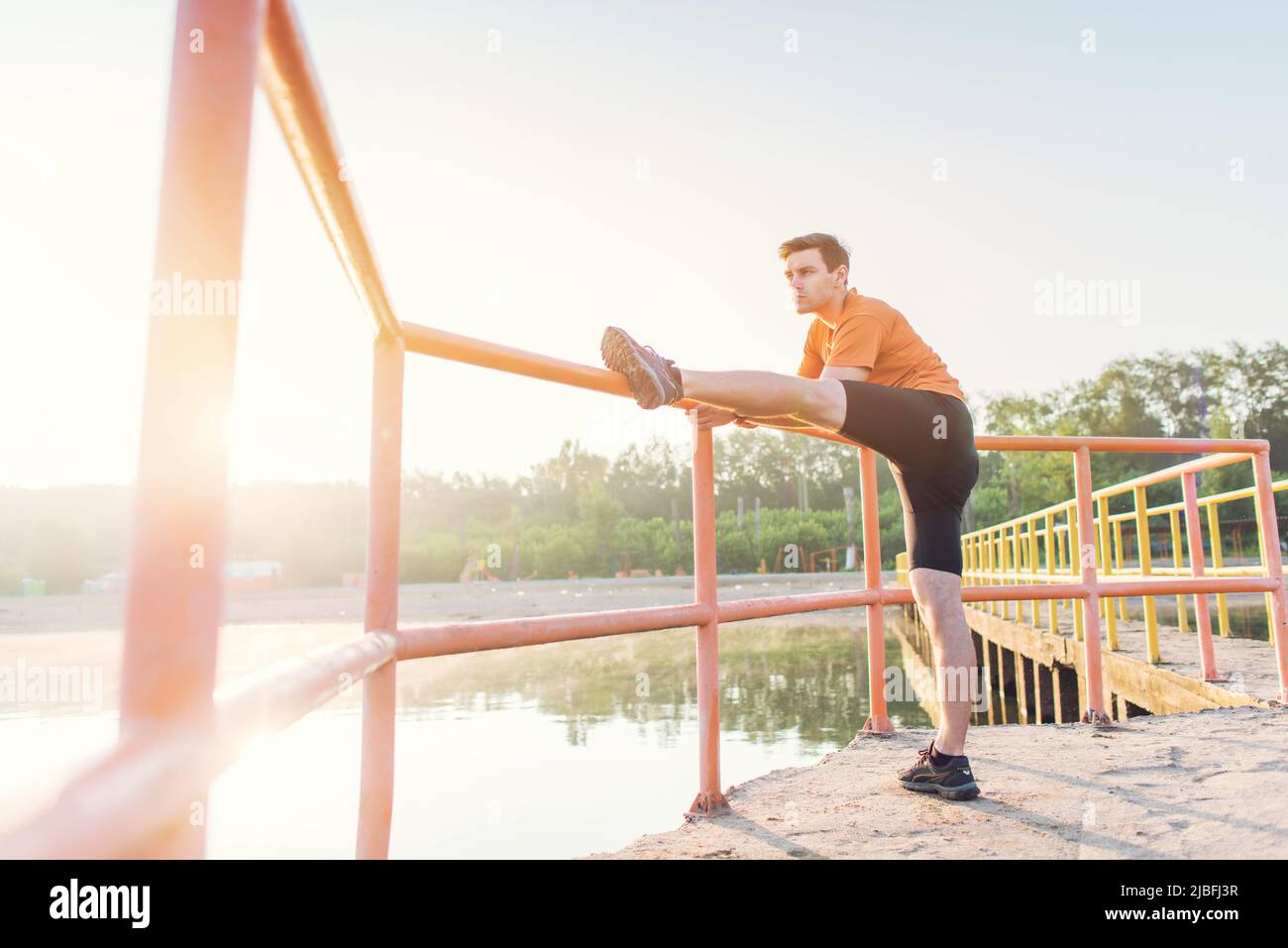 Fitness-Mann streckt seine Beinmuskeln im Freien Stockfoto