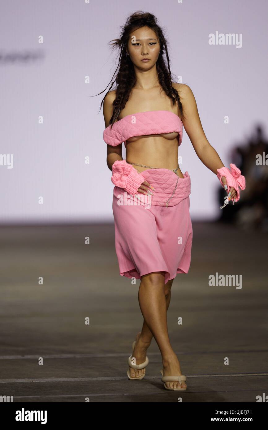 Ein Model geht im Design von PHOEBE PENDERGAST während der NÄCHSTEN GEN Show während der Afterpay Australian Fashion Week 2022 in Carriageworks o auf die Piste Stockfoto