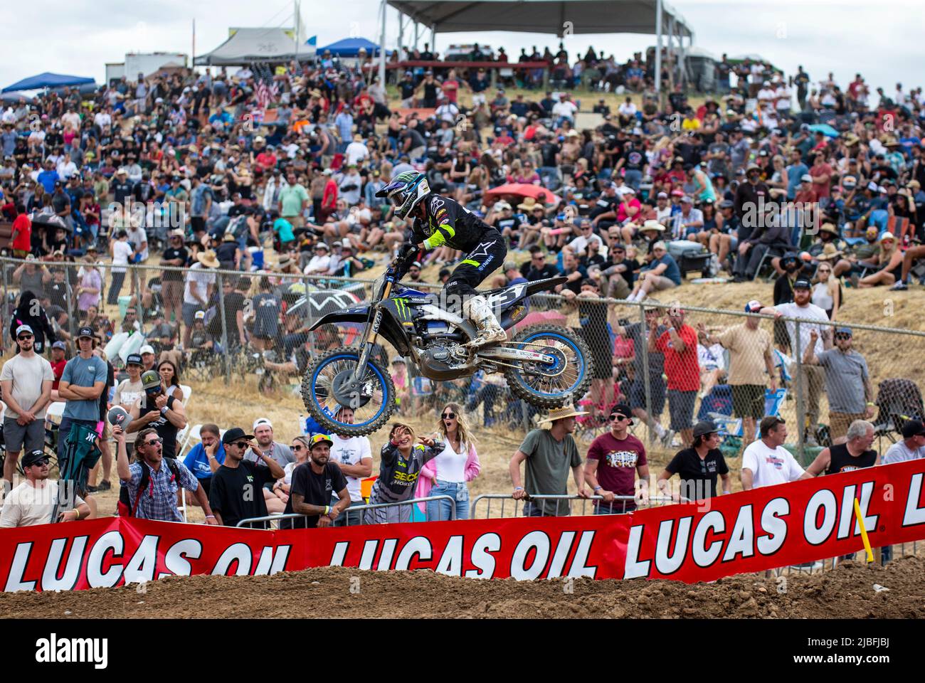 Juni 04 2022 Rancho Cordova, CA USA Eli Tomac bekommt große Luft für die Fans in der Sektion 32 während der Lucas Oil Pro Motocross Hangtown Classic 450 Meisterschaft. Jason Anderson gewann die Meisterschaft 450 in Hangtown Rancho Cordova, CA Thurman James/CSM Stockfoto