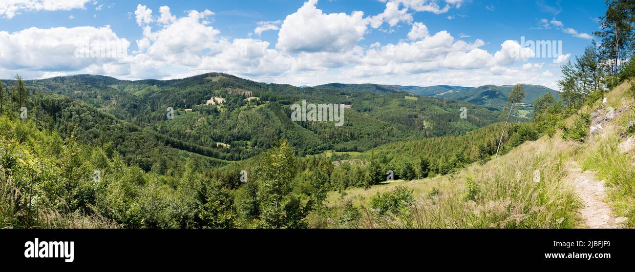 Blick auf den Berg Úplaz, aufgenommen unterhalb des Berggipfens Severka in Beskiden, Tschechien Stockfoto