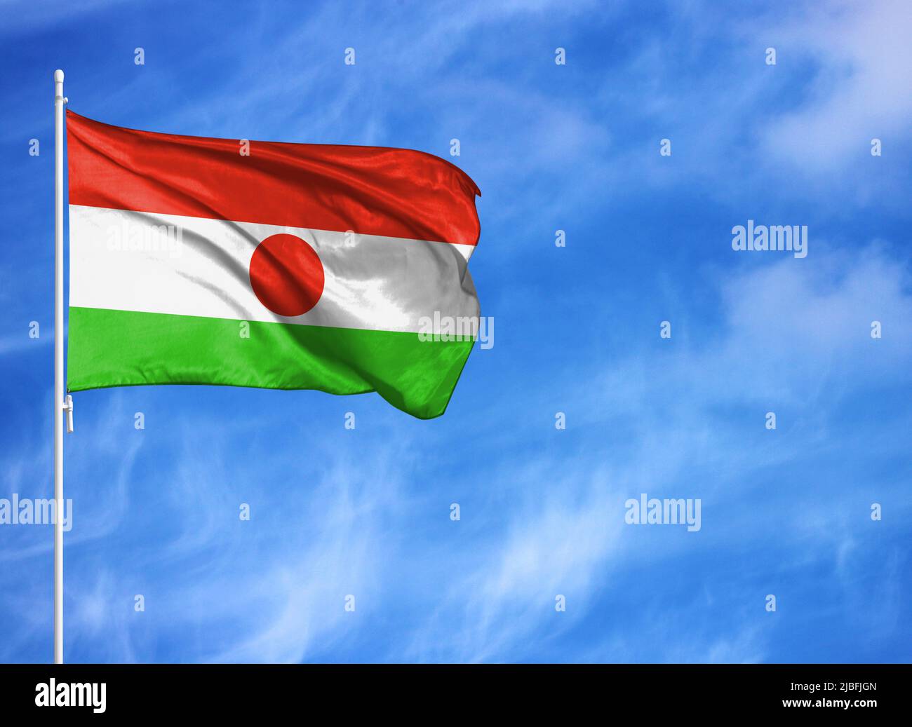 Nationalflagge von Niger auf einem Fahnenmast Stockfoto