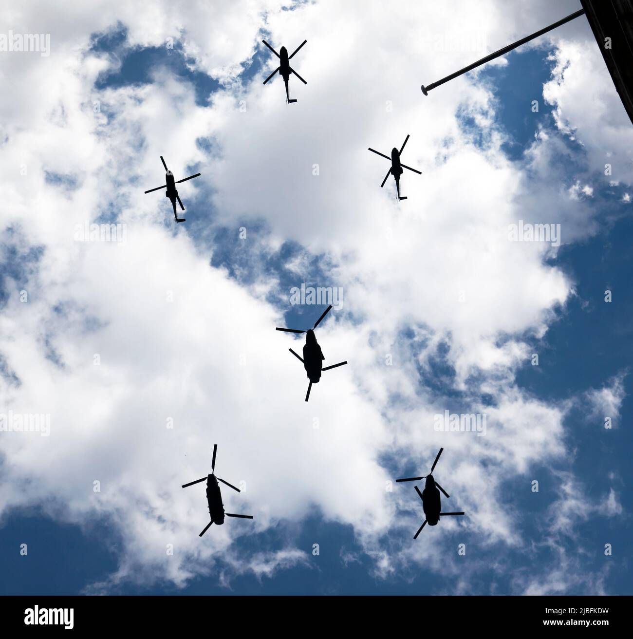 Eine Formation aus drei Puma und drei Chinook Helicopters als die 4. und 5. Elemente des Vorbeifliegs, um das Platin-Jubiläum 2022 Ihrer Majestät der Königin zu feiern Stockfoto