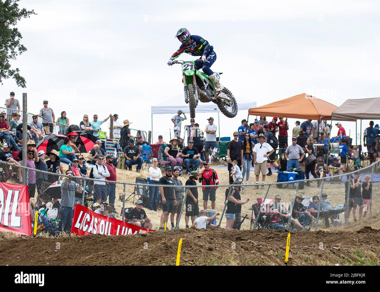 Juni 04 2022 Rancho Cordova, CA USA Jason Anderson bekommt große Luft für die Fans in Abschnitt 32 während der Lucas Oil Pro Motocross Hangtown Classic 450 Meisterschaft.Jason Anderson gewann die Meisterschaft 450 in Hangtown Rancho Cordova, CA Thurman James/CSM Stockfoto