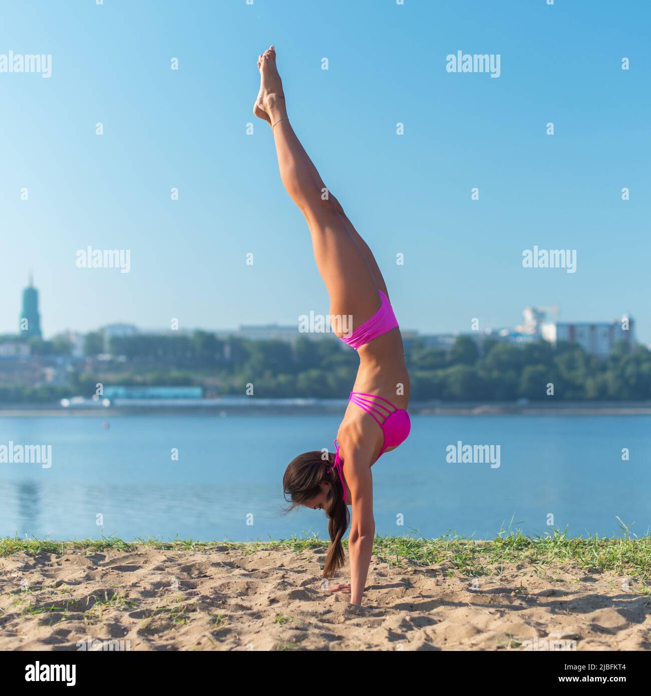 Fit Junge Frau In Bikini Am Strand Tun Handstand Stockfotografie Alamy 