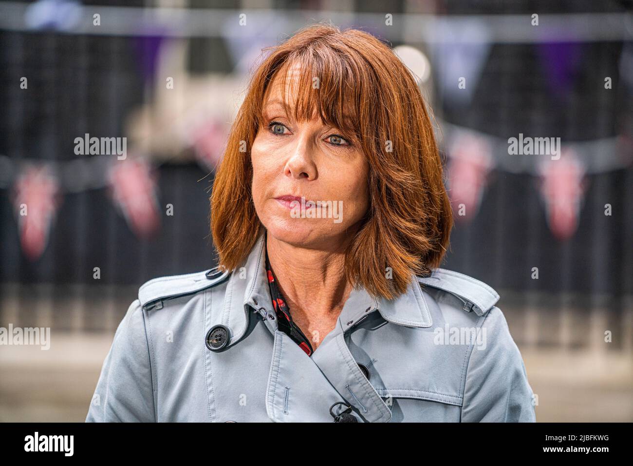 London, 6. Juni 2022. Sky News-Moderator Kay Burley präsentiert eine Live-Übertragung in der Downing Street. Sir Graham Brady, Vorsitzender des Ausschusses für 1922, gab heute bekannt, dass Premierminister Boris Johnson mit einem Vertrauensvotum konfrontiert wird, nachdem die 15-Prozent-Schwelle der von konservativen MPS eingereichten Schreiben erreicht wurde. Die Abstimmung findet später bei 6pm Credit statt. amer ghazzal/Alamy Live News Stockfoto