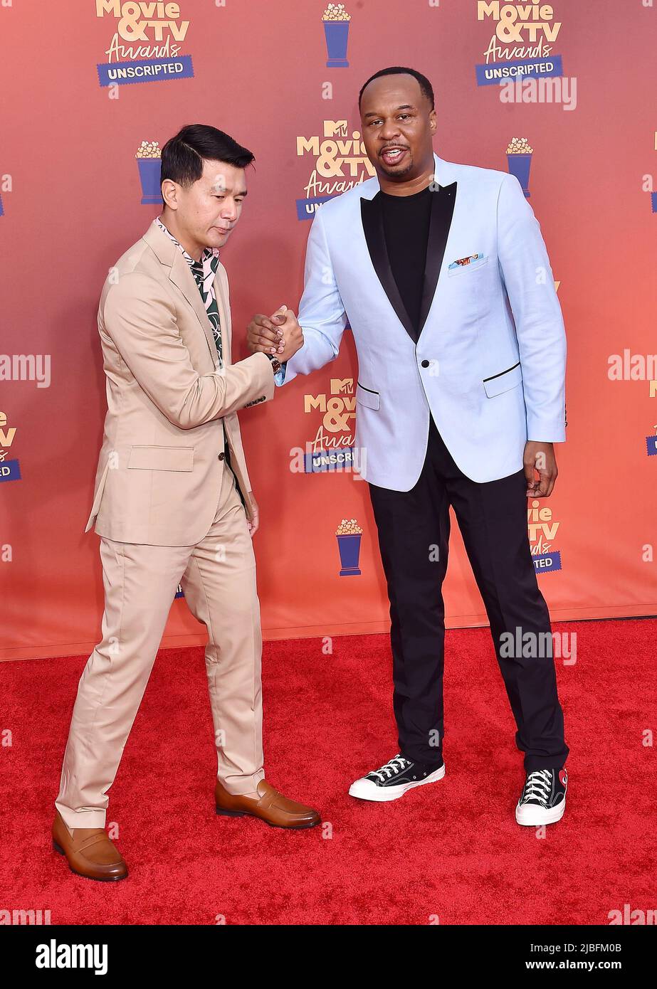 SANTA MONICA, CA - 02. JUNI: (L-R) Ronny Chieng und Roy Wood Jr. nehmen an den MTV Movie & TV Awards 2021 Teil: UNSCRIPTED on June 2, 2022 at Barker Hangar in Stockfoto