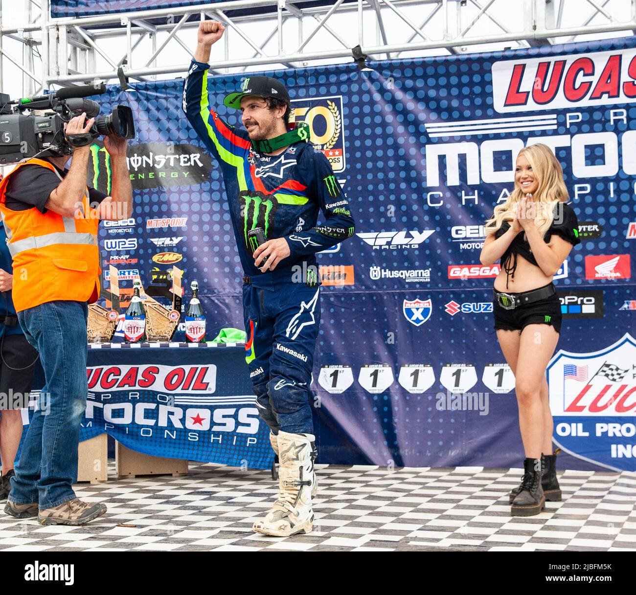 Juni 04 2022 Rancho Cordova, CA USA Jason Anderson reagiert auf die Fans auf dem Podium nach der Lucas Oil Pro Motocross Hangtown Classic 450 Meisterschaft.Jason Anderson gewann die Meisterschaft 450 in Hangtown Rancho Cordova, CA Thurman James/CSM Stockfoto