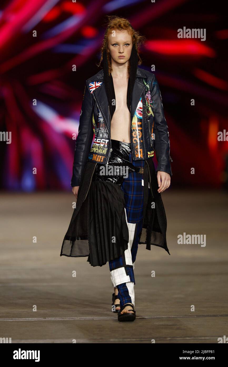 Ein Model geht auf der nächsten GEN-Show während der Afterpay Australian Fashion Week 2022 in Carriageworks ON in einem Design von NOT A MANS DREAM auf die Piste Stockfoto