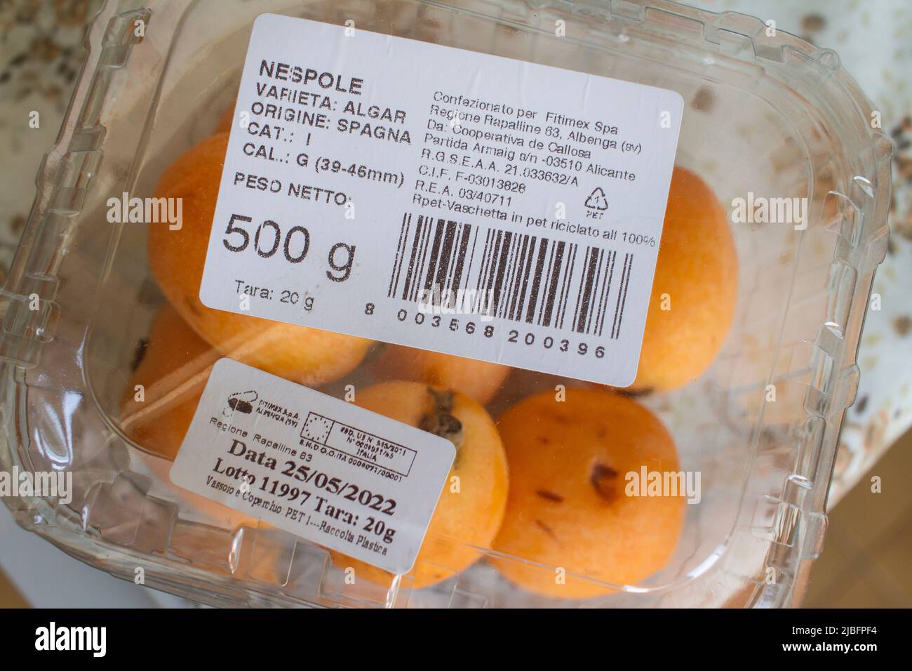 Medlars in Spanien verpackt und in italienischen Supermärkten verkauft Stockfoto