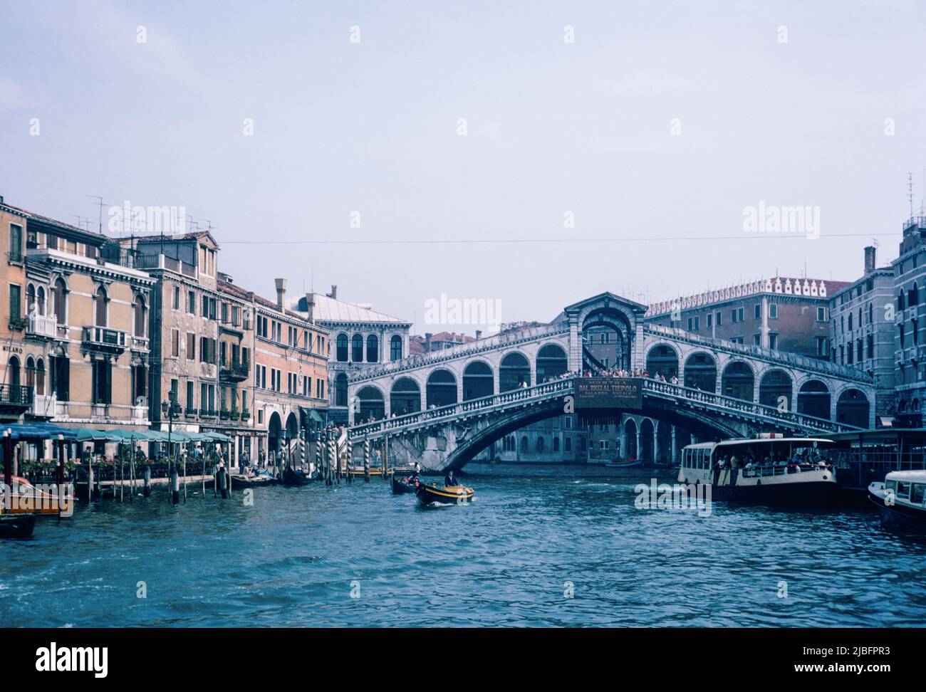 September 1969 in Venedig. Ponte Rialto. Archivscan von einem Dia. Stockfoto